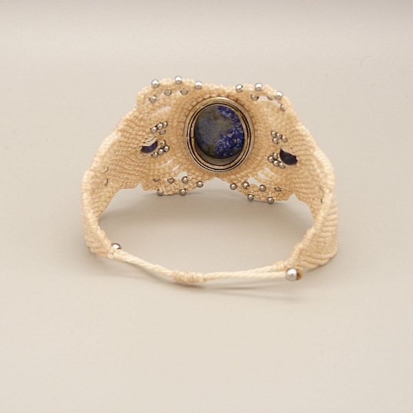 Bracelet en micro-macram&eacute; beige clair avec un lapis lazuli