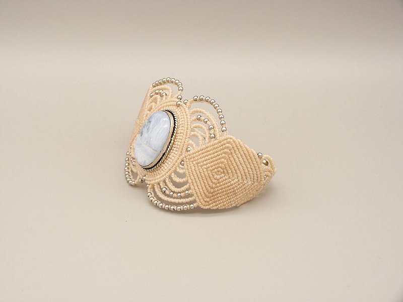 Bracelet en micro-macram&eacute; beige clair avec une agate sertie