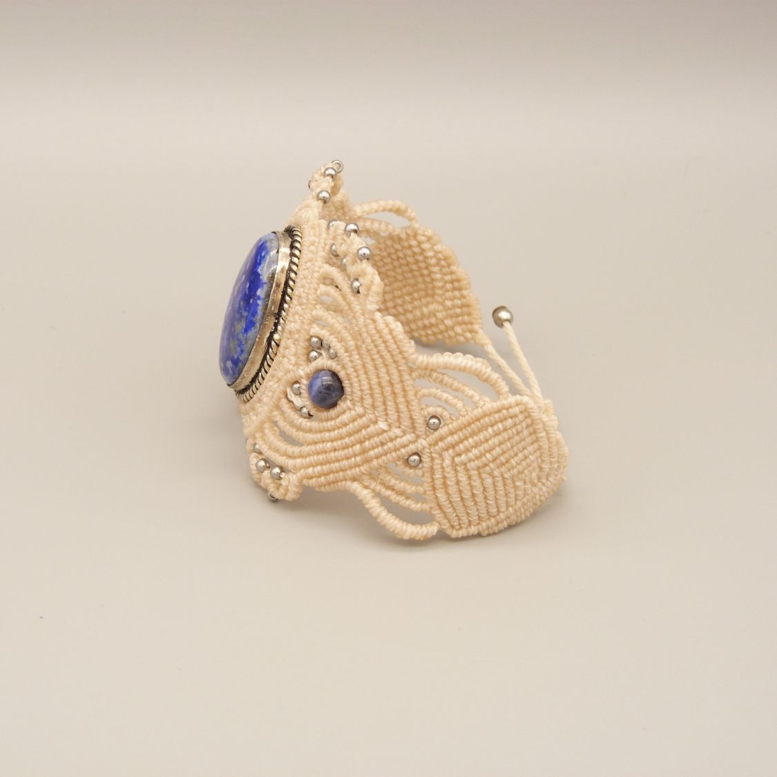 Bracelet en micro-macram&eacute; beige clair avec un lapis lazuli