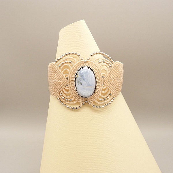 Bracelet en micro-macram&eacute; beige clair avec une agate sertie