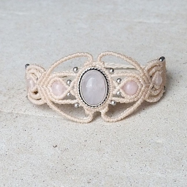 Bracelet en micro-macramé blanc cassé avec pierre quartz rose.