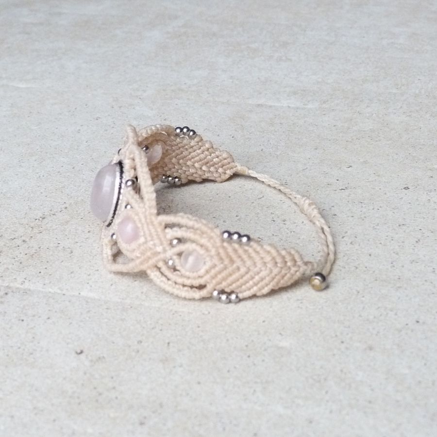 Bracelet en micro-macramé blanc cassé avec quartz rose.