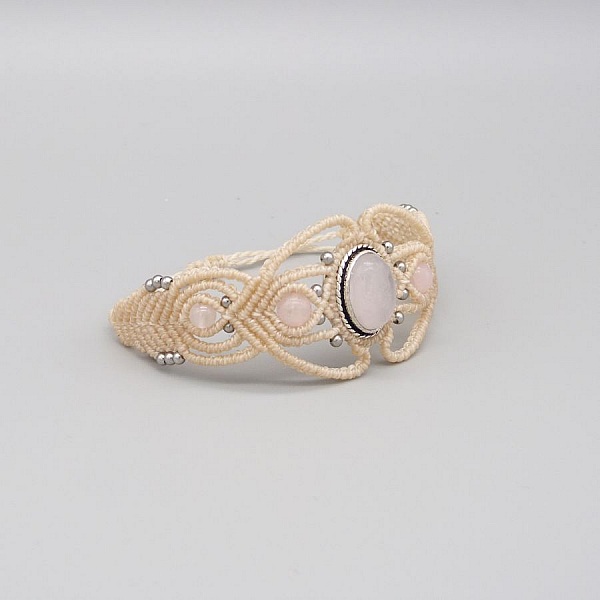 Bracelet en micro-macramé blanc cassé avec quartz rose.