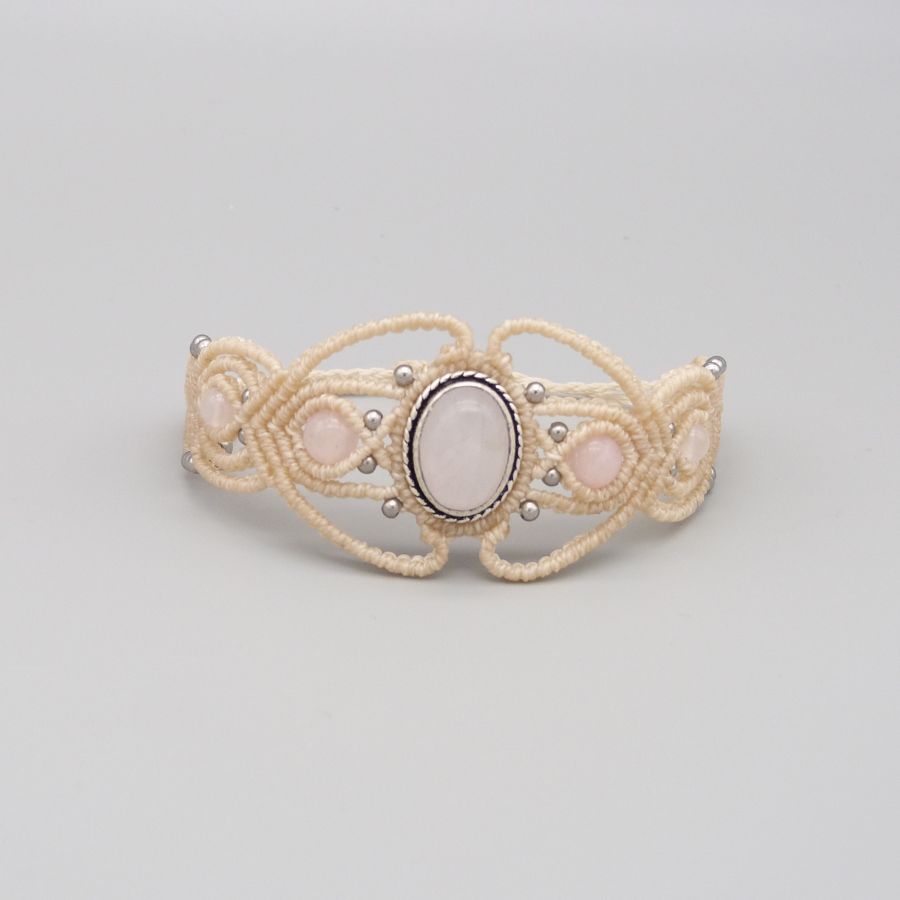 Bracelet en micro-macramé blanc cassé avec quartz rose.