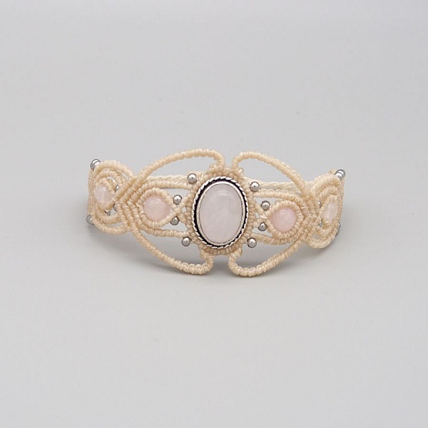 Bracelet en micro-macramé blanc cassé avec quartz rose.