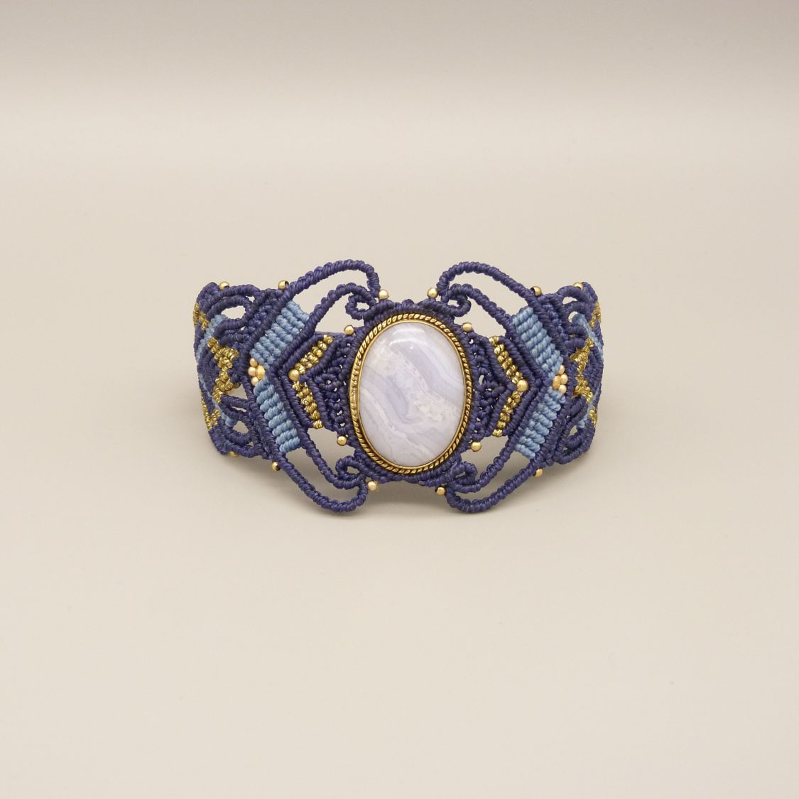 Bracelet en micro-macram&eacute; bleu nuit avec une agate ruban&eacute;e sertie de m&eacute;tal dor&eacute;
