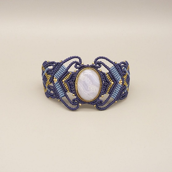 Bracelet en micro-macram&eacute; bleu nuit avec une agate ruban&eacute;e sertie de m&eacute;tal dor&eacute;
