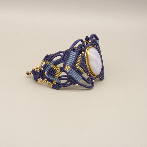 Bracelet en micro-macram&eacute; bleu nuit avec une agate ruban&eacute;e sertie de m&eacute;tal dor&eacute;