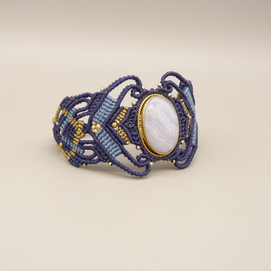 Bracelet en micro-macram&eacute; bleu nuit avec une agate ruban&eacute;e sertie de m&eacute;tal dor&eacute;