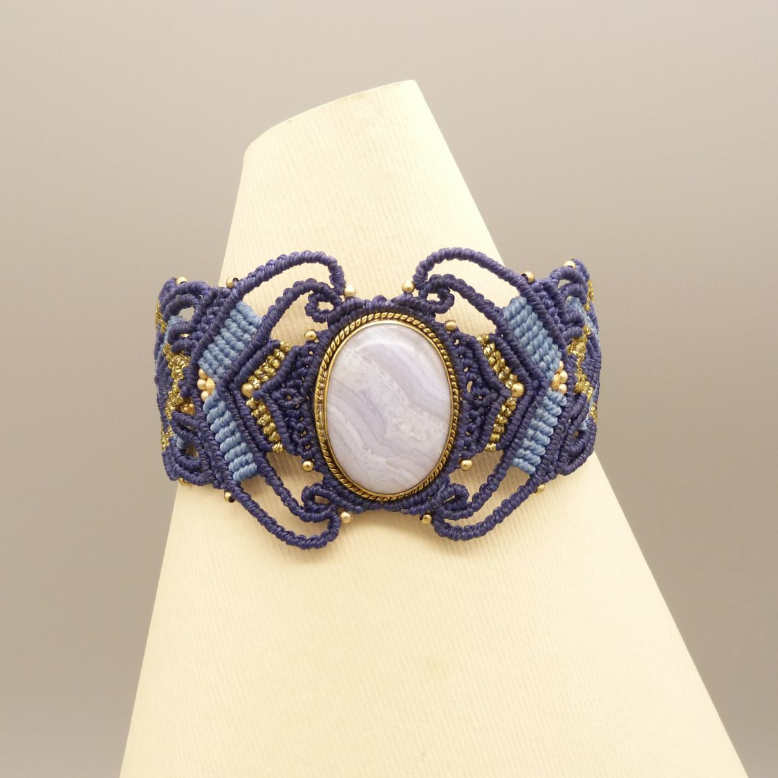 Bracelet en micro-macram&eacute; bleu nuit avec une agate ruban&eacute;e sertie de m&eacute;tal dor&eacute;