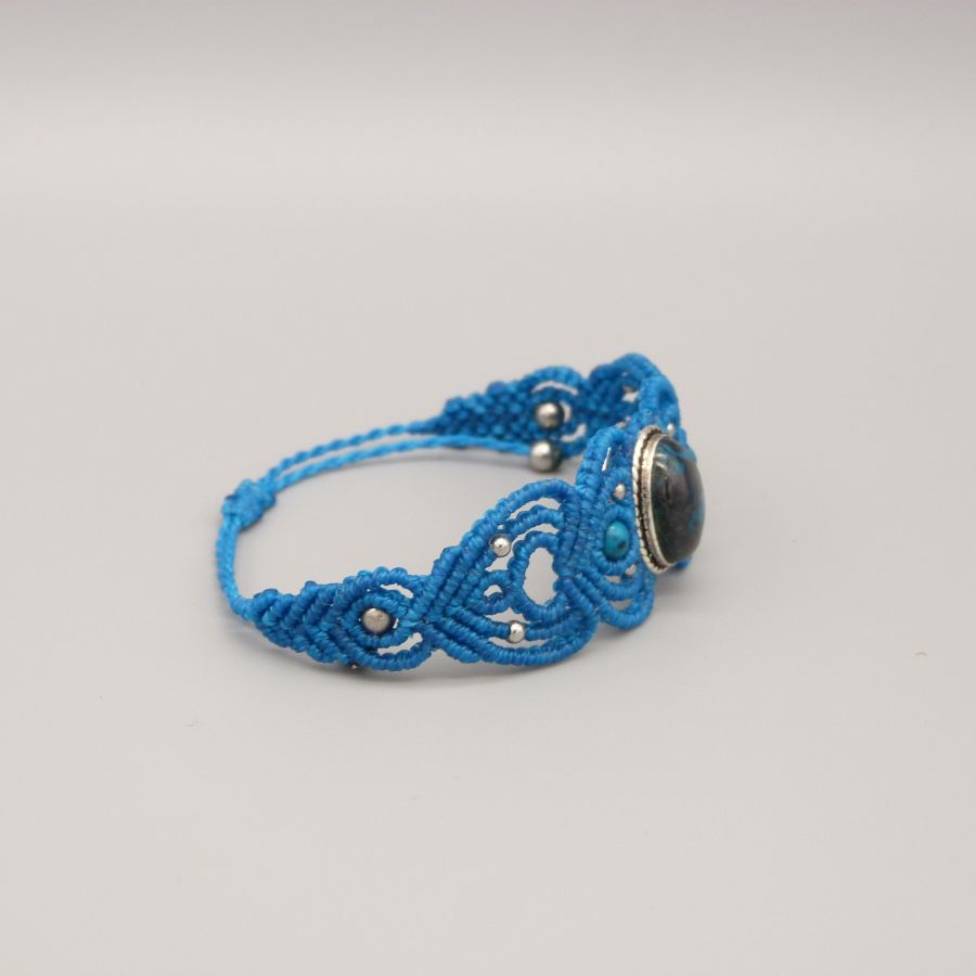 Bracelet en micro-macram&eacute; bleu turquoise avec une pierre chrysocolle sertie de m&eacute;tal
