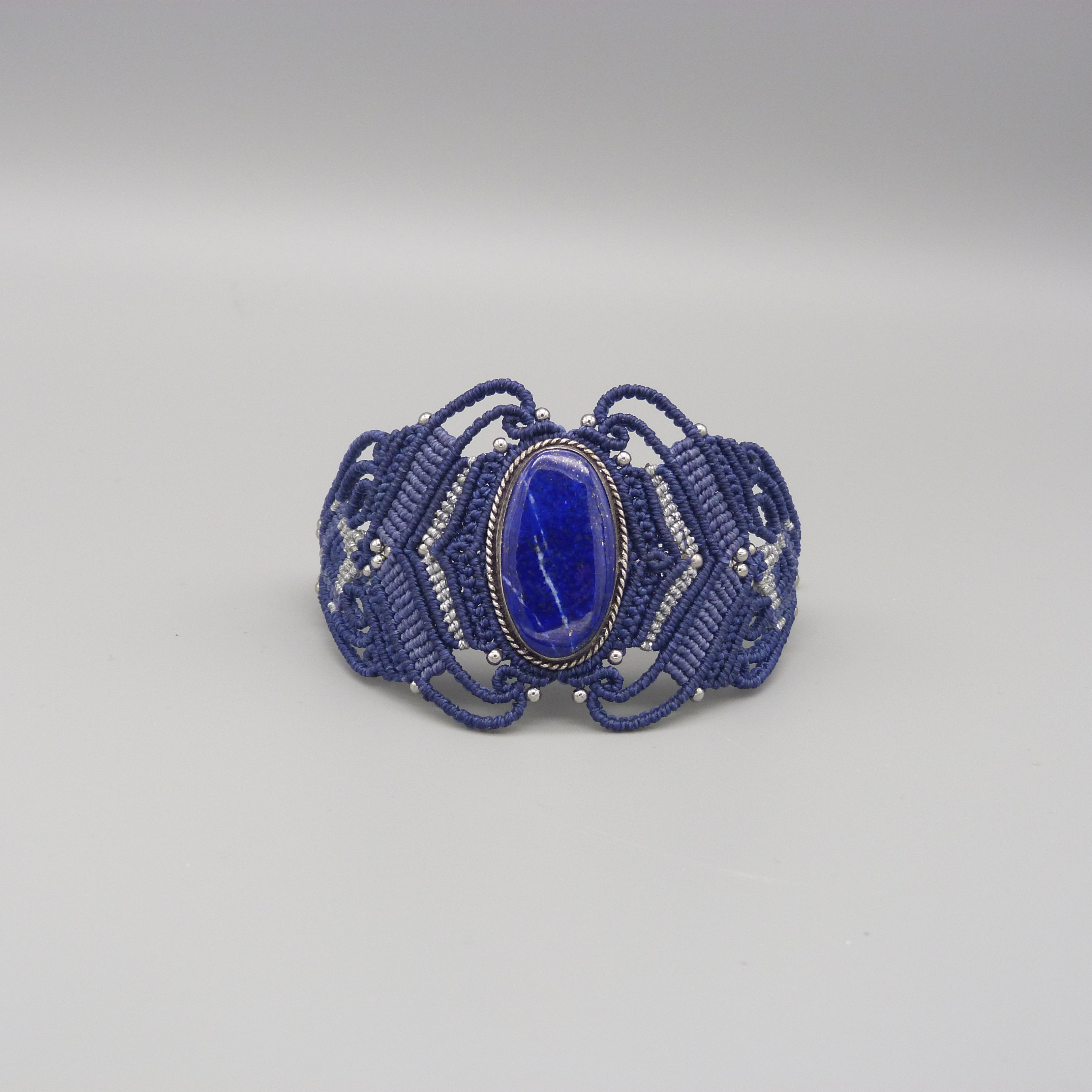 Commande personnalis&eacute;e : Bracelet en micro-macram&eacute; bleu nuit avec un lapis lazuli serti de m&eacute;tal argent&eacute;
