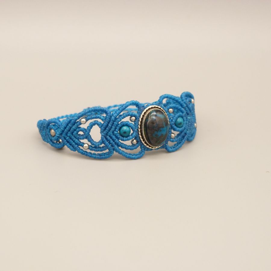 Bracelet en micro-macram&eacute; bleu turquoise avec une pierre chrysocolle sertie de m&eacute;tal