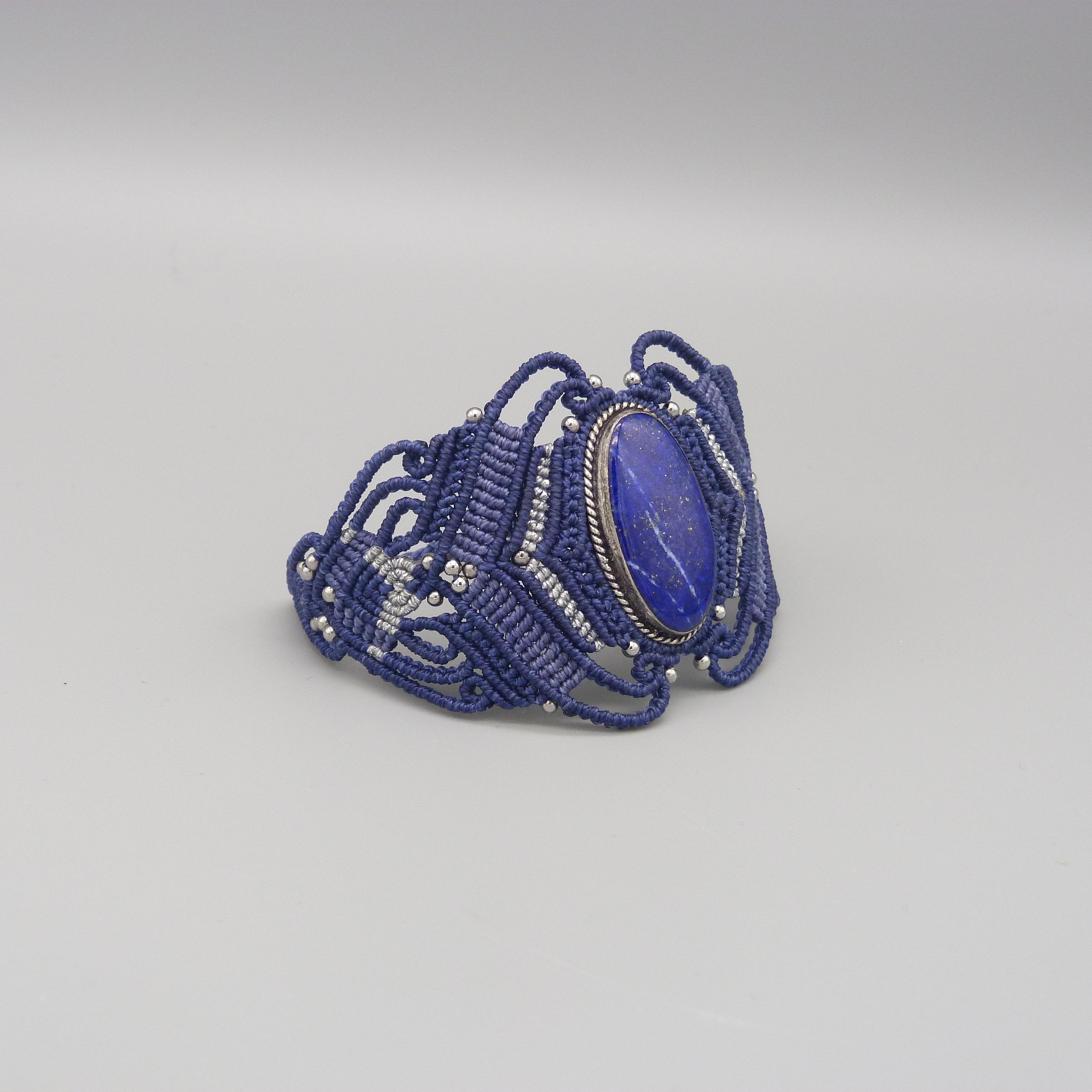 Commande personnalis&eacute;e : Bracelet en micro-macram&eacute; bleu nuit avec un lapis lazuli serti de m&eacute;tal argent&eacute;