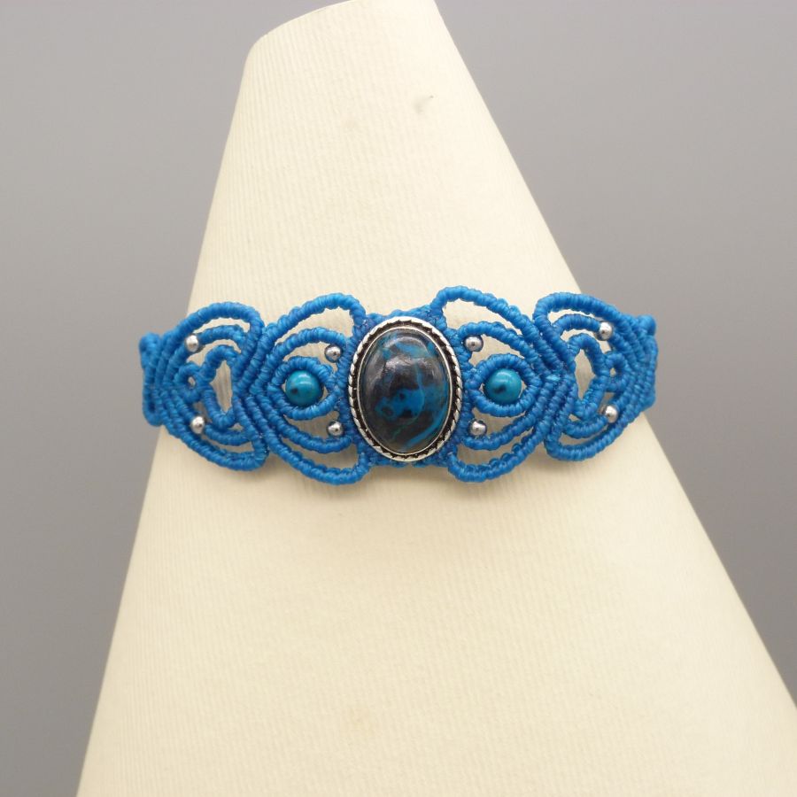 Bracelet en micro-macram&eacute; bleu turquoise avec une pierre chrysocolle sertie de m&eacute;tal