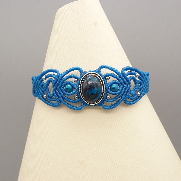 Bracelet en micro-macram&eacute; bleu turquoise avec une pierre chrysocolle sertie de m&eacute;tal