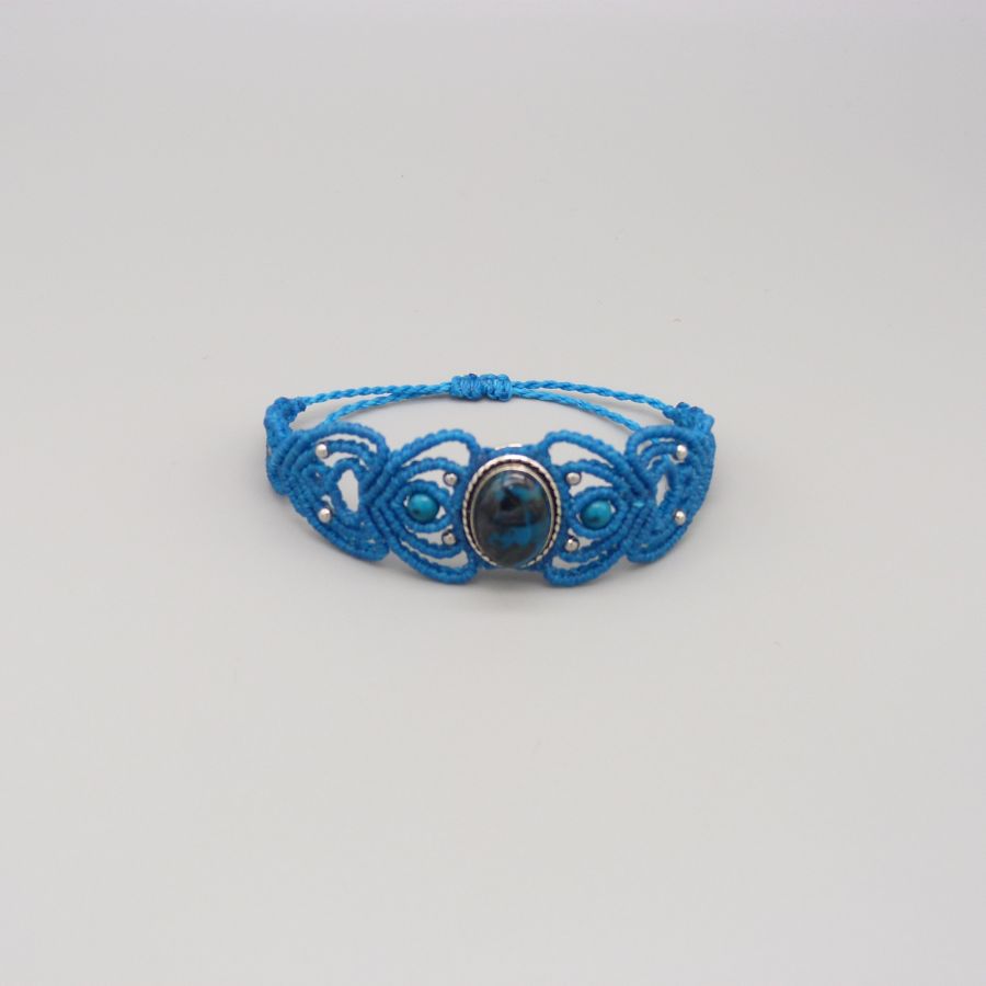 Bracelet en micro-macram&eacute; bleu turquoise avec une pierre chrysocolle sertie de m&eacute;tal