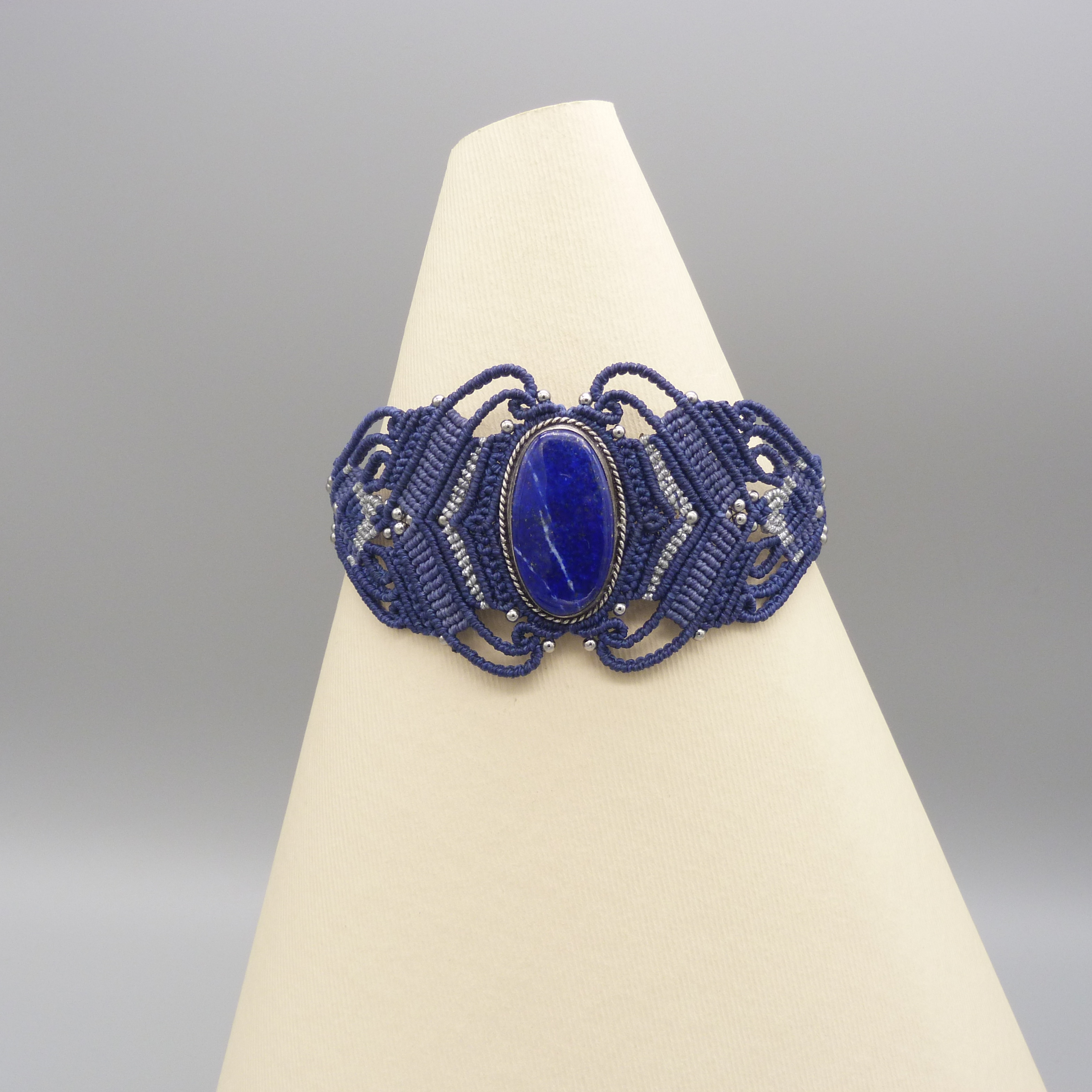Commande personnalis&eacute;e : Bracelet en micro-macram&eacute; bleu nuit avec un lapis lazuli serti de m&eacute;tal argent&eacute;
