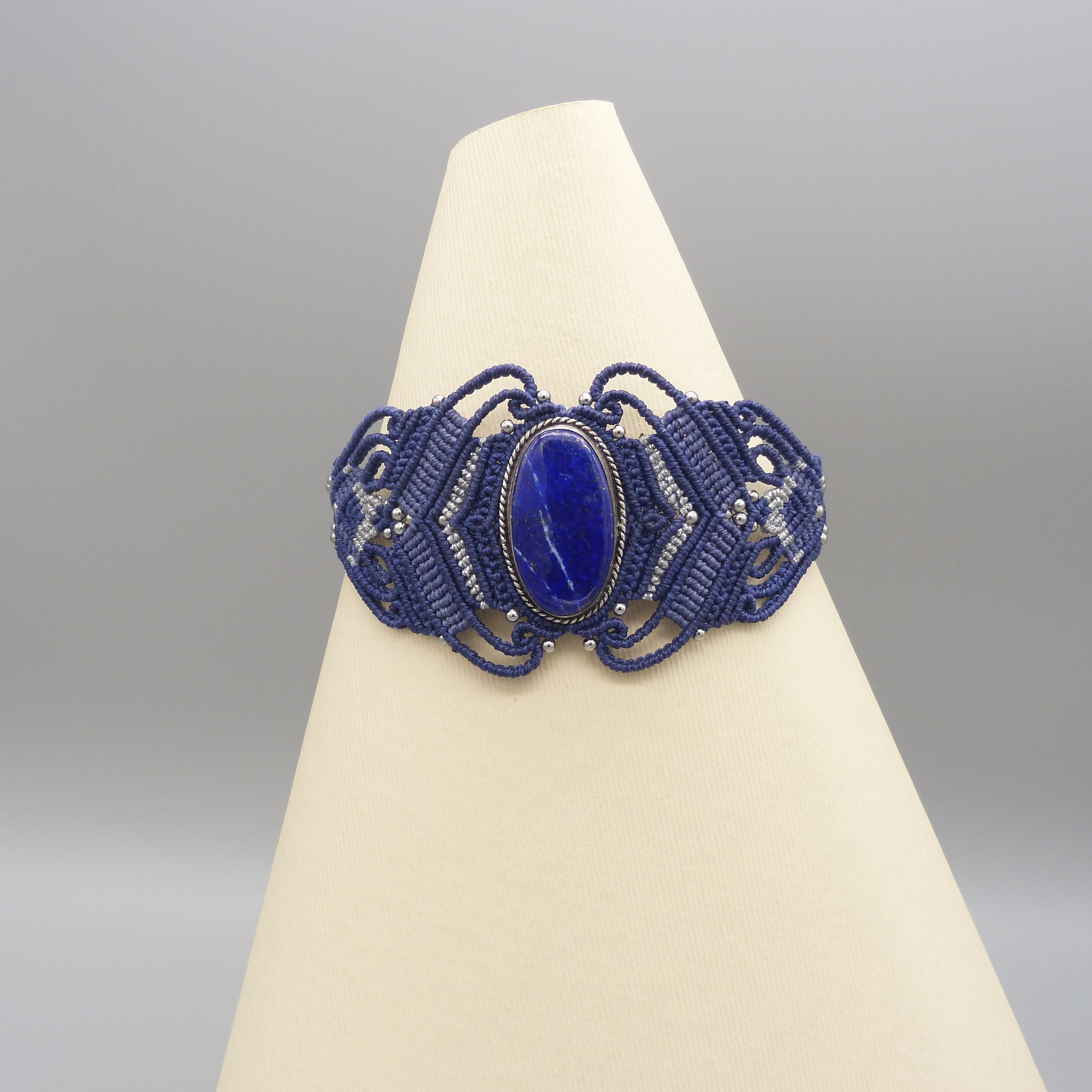 Commande personnalis&eacute;e : Bracelet en micro-macram&eacute; bleu nuit avec un lapis lazuli serti de m&eacute;tal argent&eacute;