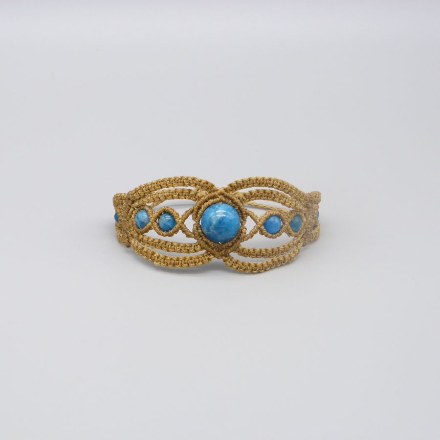 Bracelet en micro-macram&eacute; brun clair  avec des perles apatites