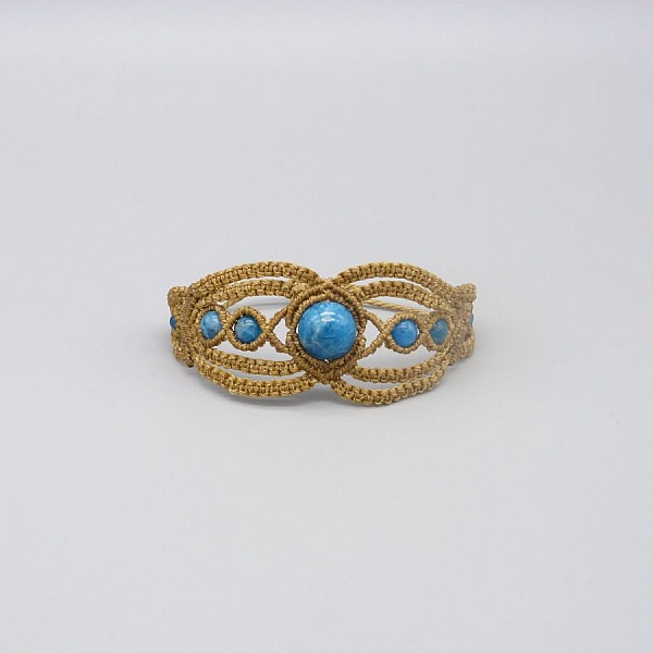 Bracelet en micro-macram&eacute; brun clair  avec des perles apatites