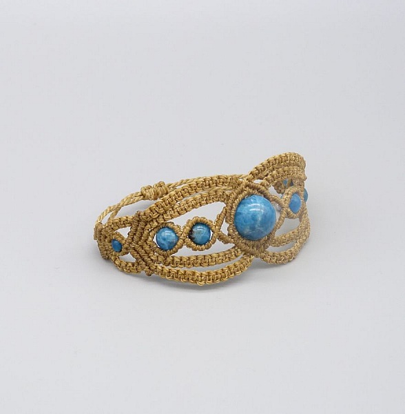 Bracelet en micro-macram&eacute; brun clair  avec des perles apatites