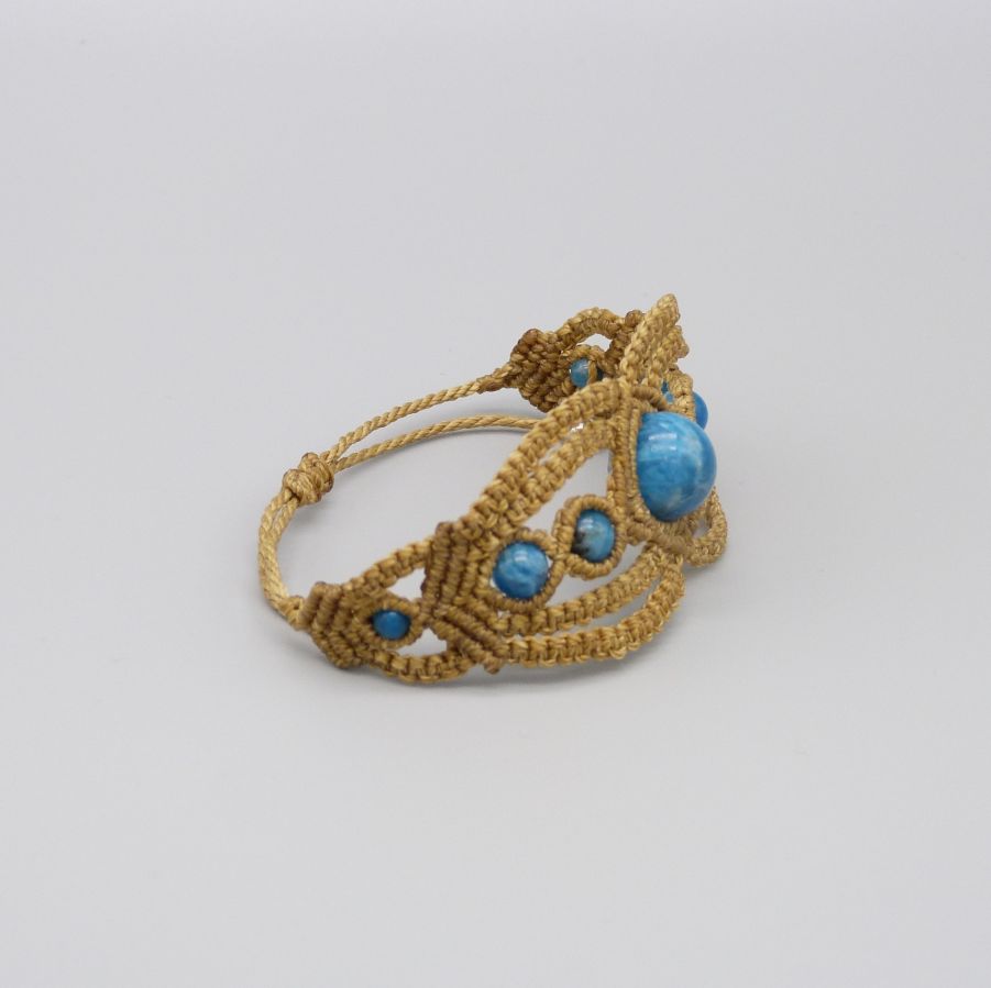 Bracelet en micro-macram&eacute; brun clair  avec des perles apatites