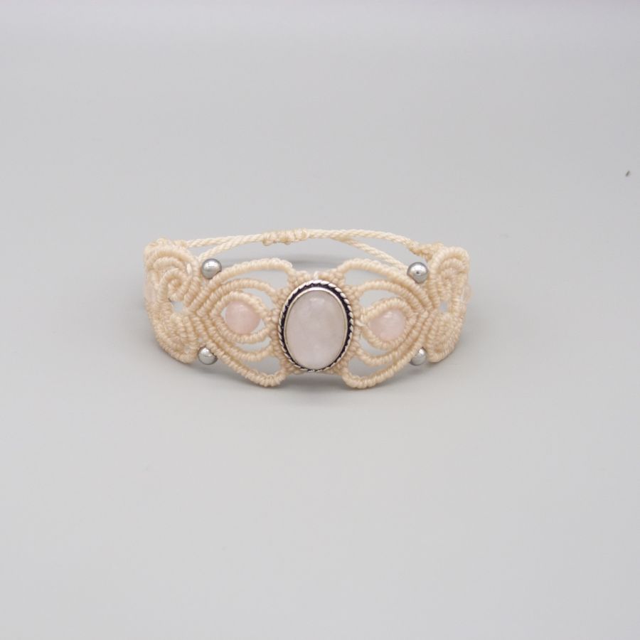 Bracelet en micro-macram&eacute; couleur sable avec une pierre le quartz rose sertie de m&eacute;tal