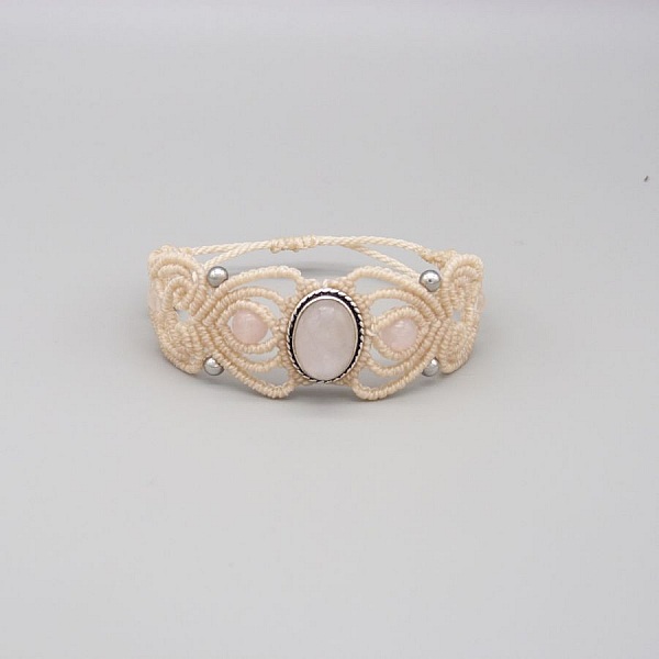 Bracelet en micro-macram&eacute; couleur sable avec une pierre le quartz rose sertie de m&eacute;tal