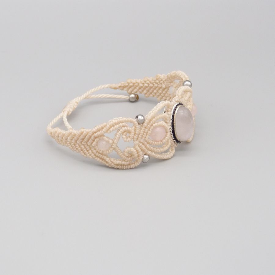 Bracelet en micro-macram&eacute; couleur sable avec une pierre le quartz rose sertie de m&eacute;tal