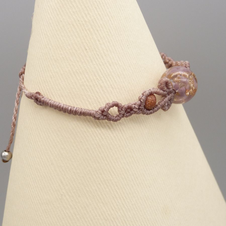 Bracelet en micro-macram&eacute; couleur taupe avec une perle en verre
