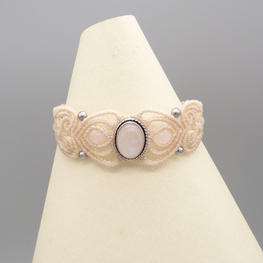 Bracelet en micro-macram&eacute; couleur sable avec une pierre le quartz rose sertie de m&eacute;tal