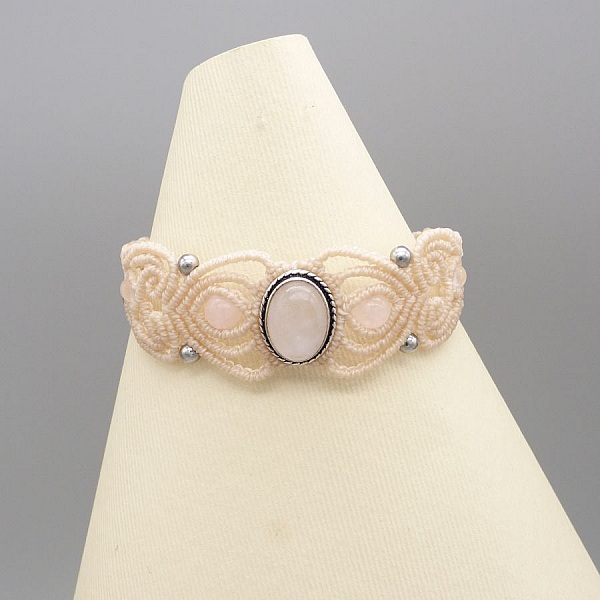 Bracelet en micro-macram&eacute; couleur sable avec une pierre le quartz rose sertie de m&eacute;tal
