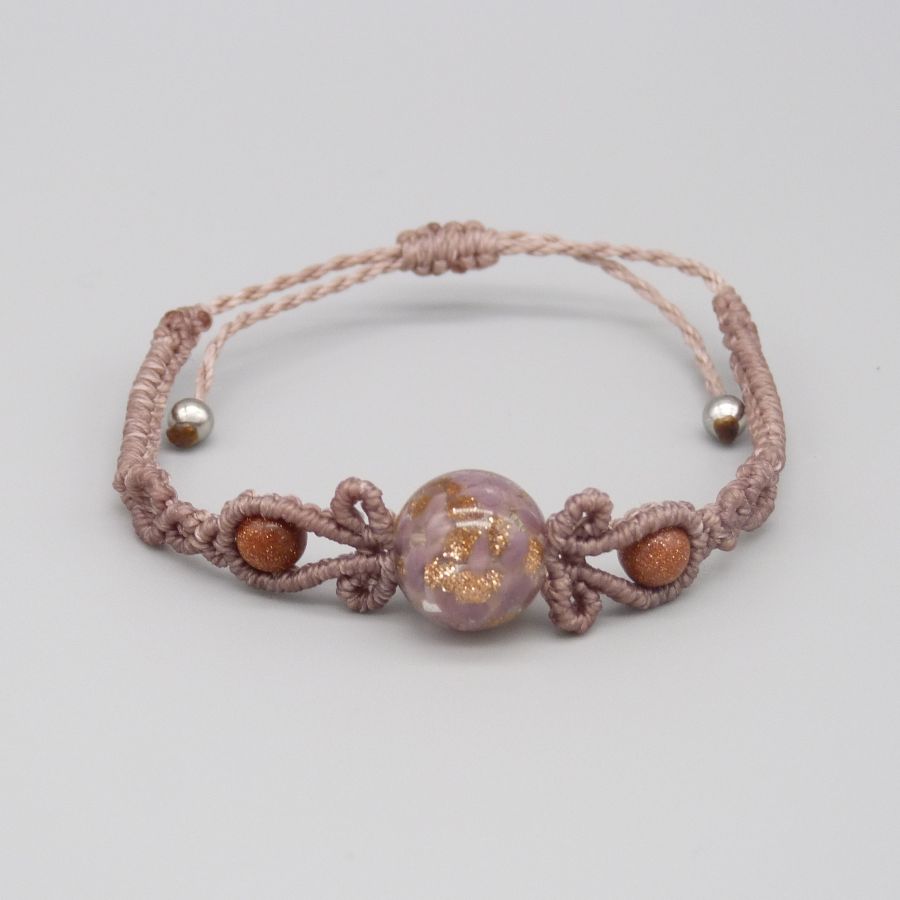 Bracelet en micro-macram&eacute; couleur taupe avec une perle en verre