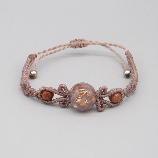 Bracelet en micro-macram&eacute; couleur taupe avec une perle en verre