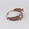 Bracelet en micro-macram&eacute; couleur taupe avec une pierre sertie quartz rose