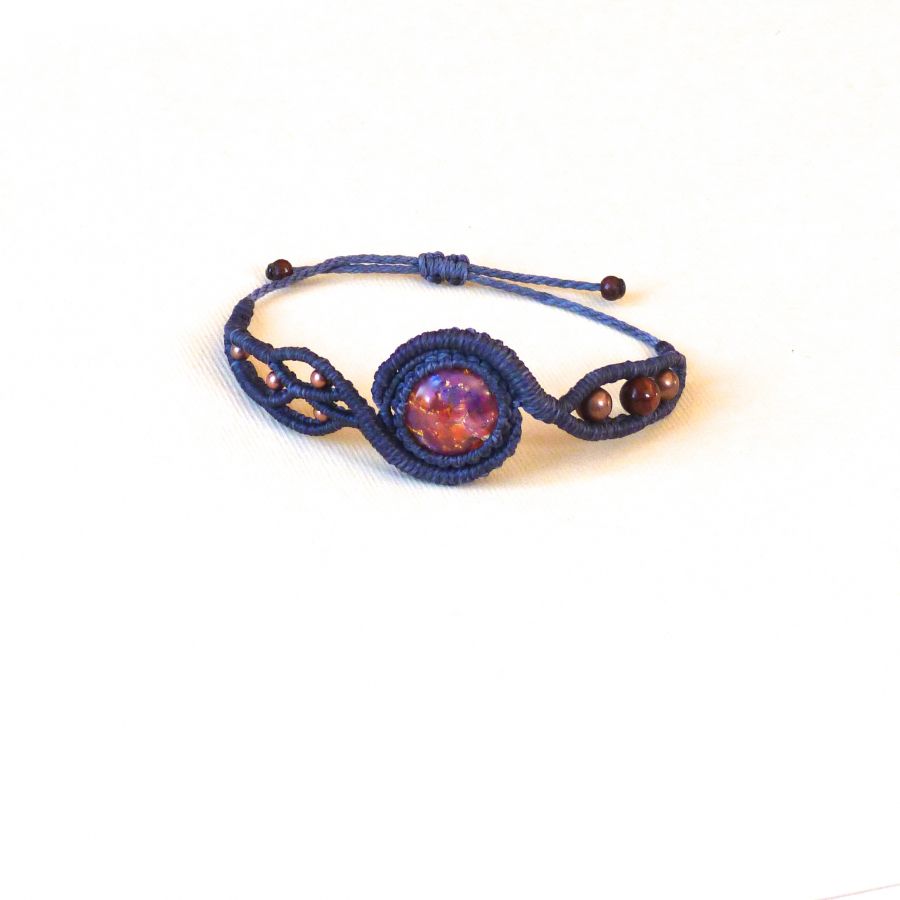 Bracelet en micro-macram&eacute; gris fonc&eacute; avec un cabochon en verre