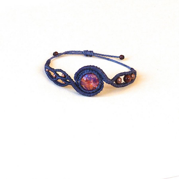 Bracelet en micro-macram&eacute; gris fonc&eacute; avec un cabochon en verre