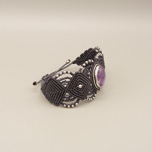 Bracelet en micro-macram&eacute; gris fonc&eacute; avec une am&eacute;thyste sertie de m&eacute;tal