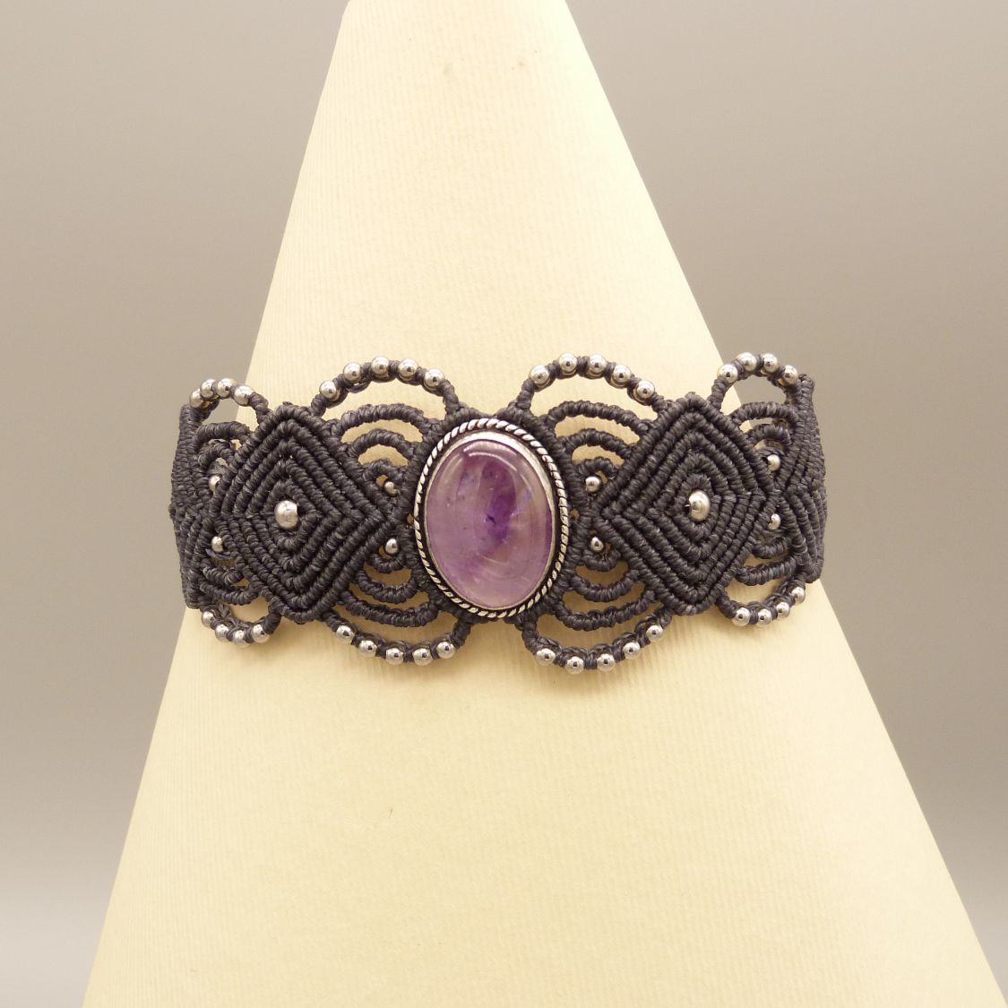 Bracelet en micro-macram&eacute; gris fonc&eacute; avec une am&eacute;thyste sertie de m&eacute;tal