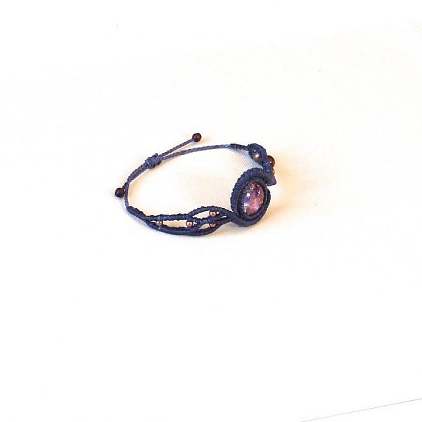 Bracelet en micro-macram&eacute; gris fonc&eacute; avec un cabochon en verre