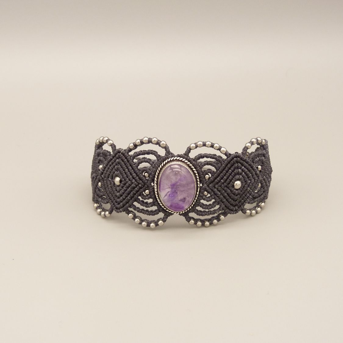 Bracelet en micro-macram&eacute; gris fonc&eacute; avec une am&eacute;thyste sertie de m&eacute;tal