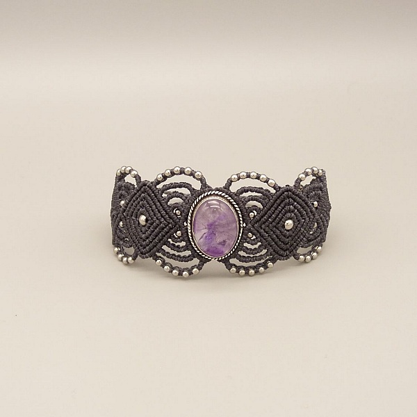 Bracelet en micro-macram&eacute; gris fonc&eacute; avec une am&eacute;thyste sertie de m&eacute;tal