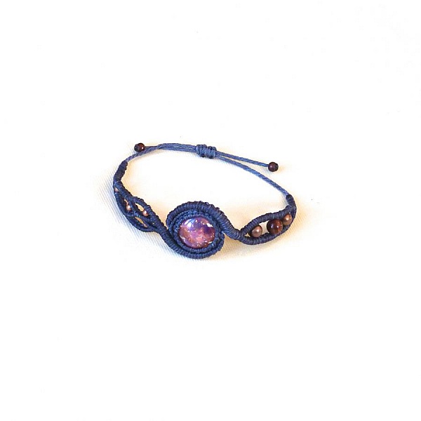 Bracelet en micro-macram&eacute; gris fonc&eacute; avec un cabochon en verre