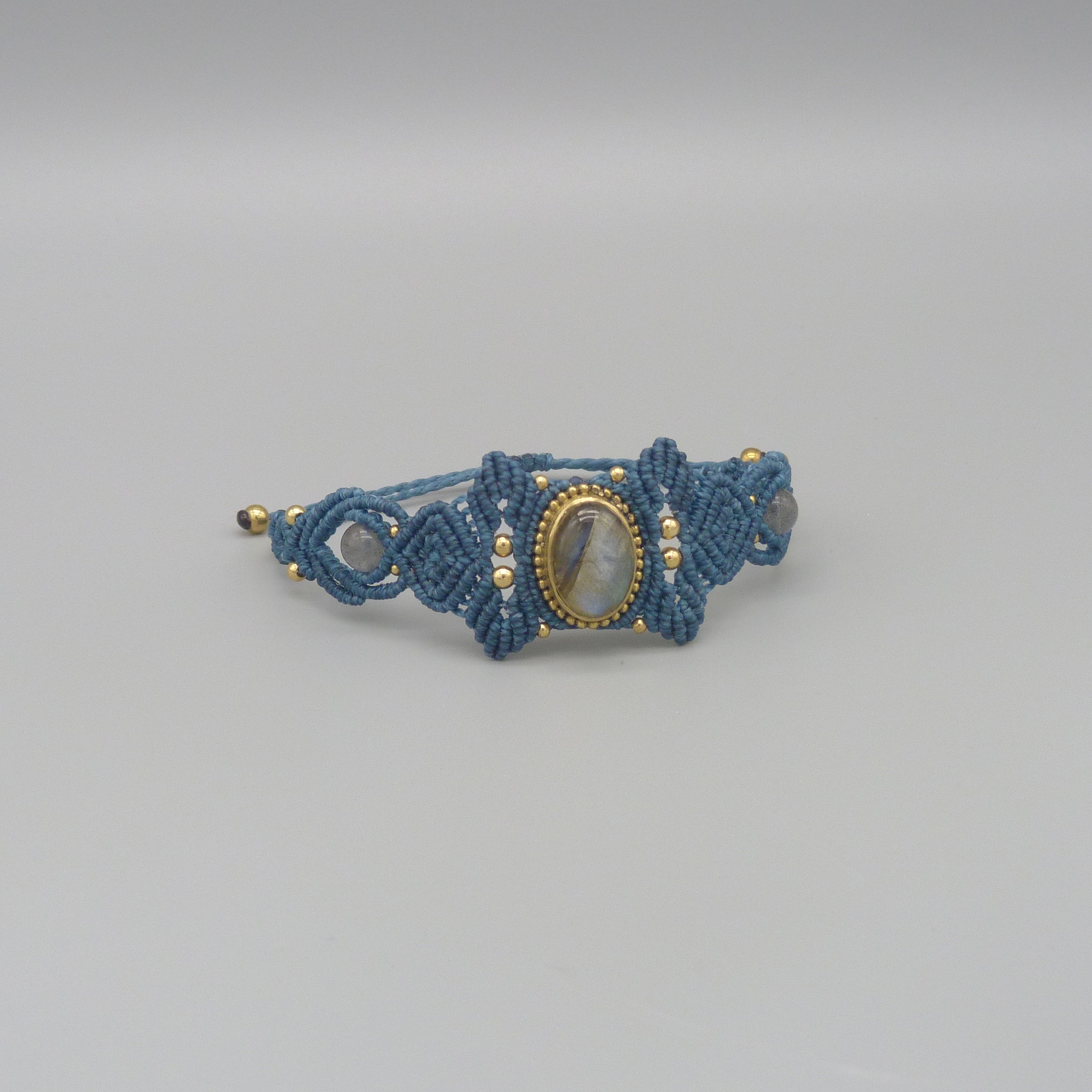 Bracelet en micro-macram&eacute; avec une labradorite sertie de laiton
