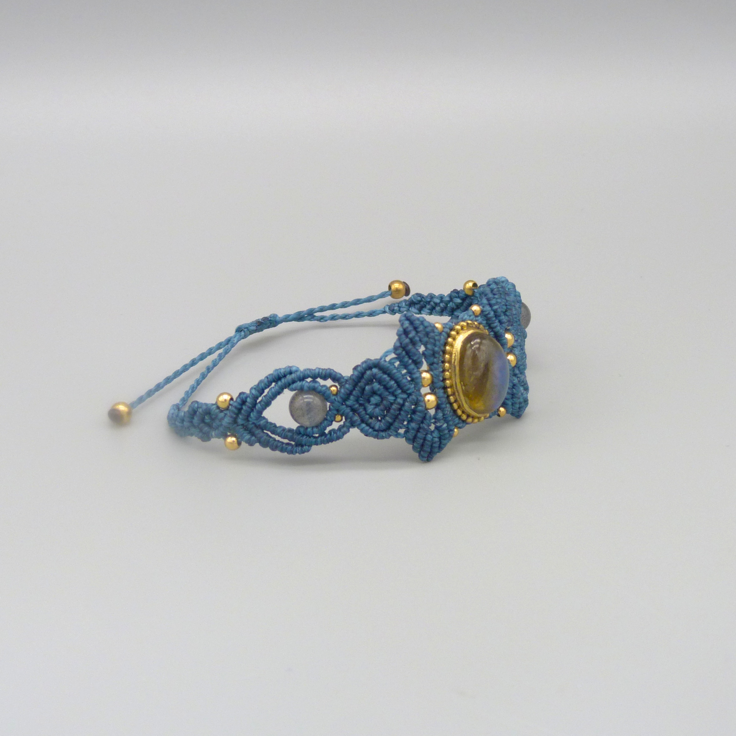 Bracelet en micro-macram&eacute; avec une labradorite sertie de laiton