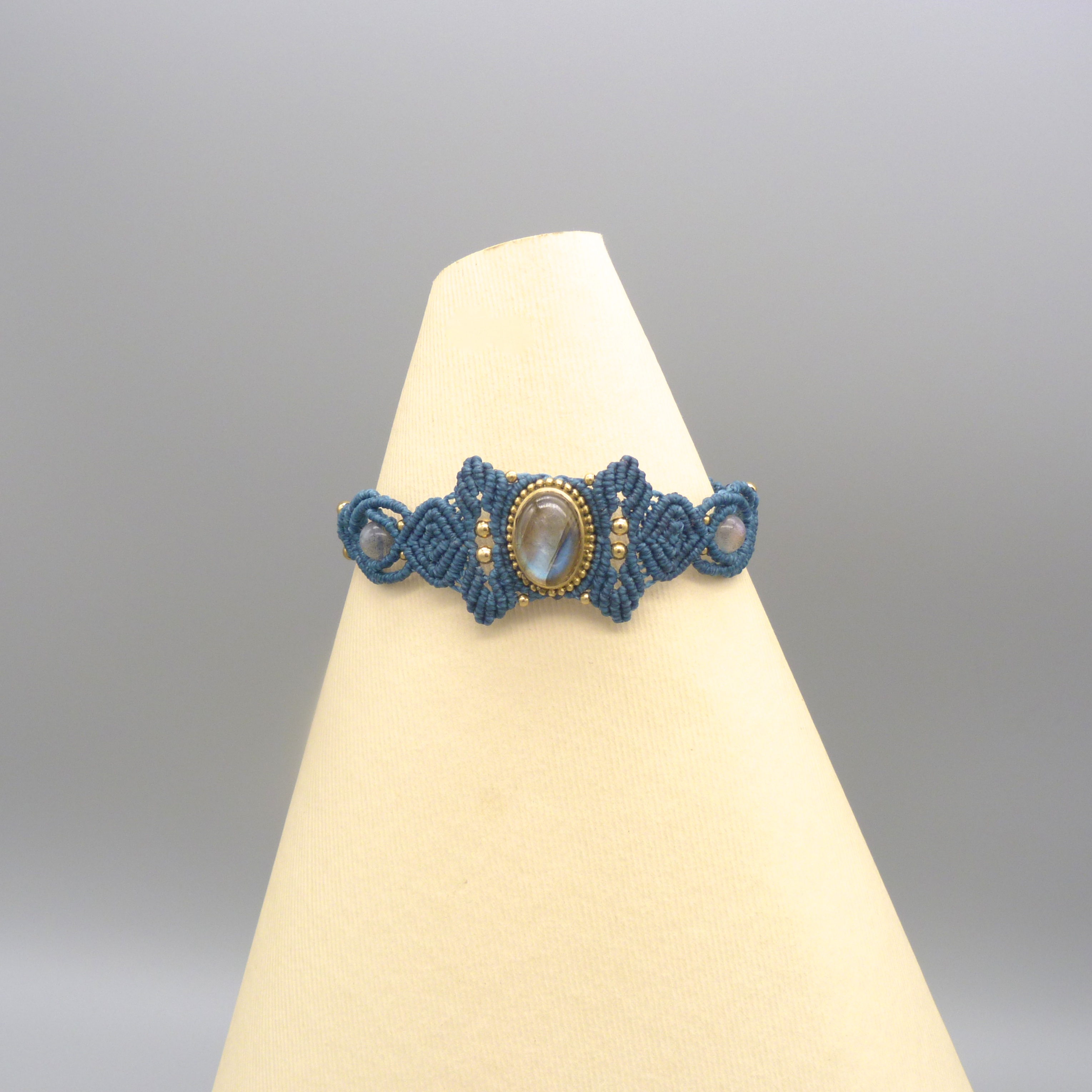 Bracelet en micro-macram&eacute; avec une labradorite sertie de laiton