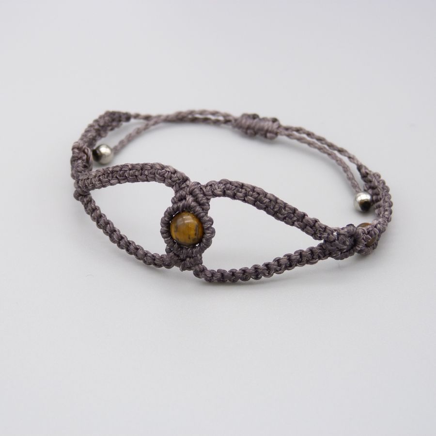 Bracelet en micro-macram&eacute; mauve avec trois perles oeil de tigre