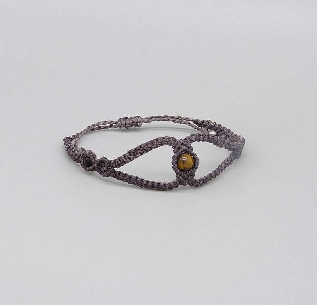 Bracelet en micro-macram&eacute; mauve avec trois perles oeil de tigre