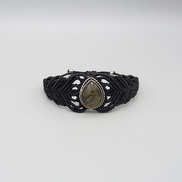 Bracelet en micro-macram&eacute; noir avec une labradorite sertie